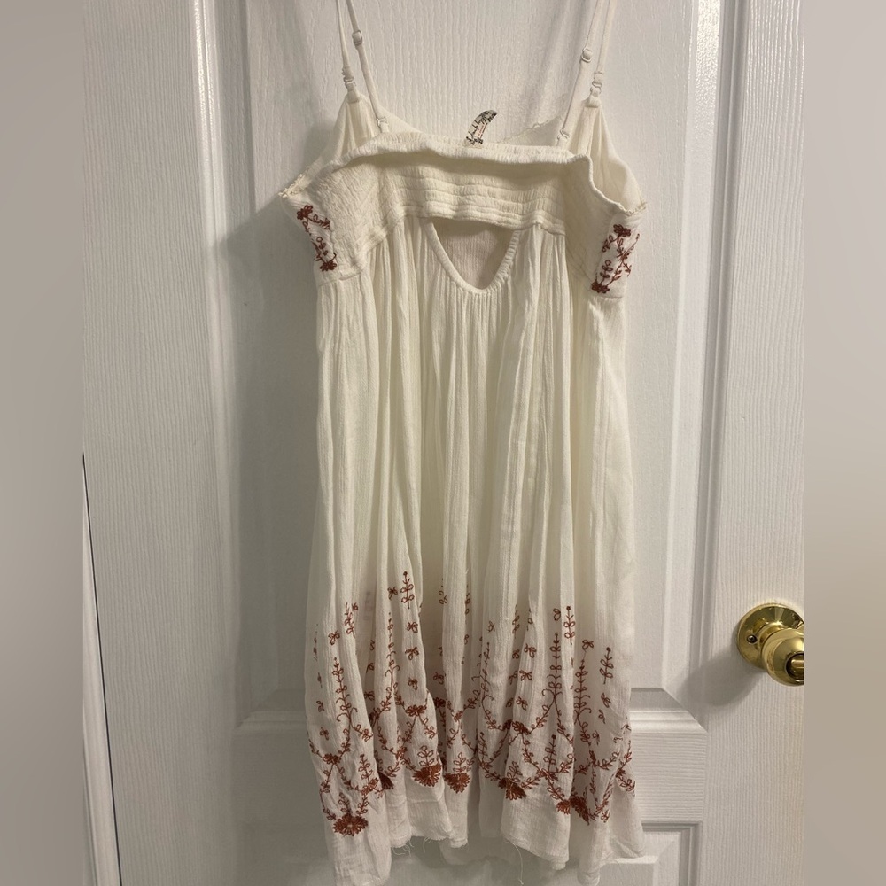 Free People Embroidered Sun Dress Smocked Spaghetti Straps Keyhole Back Size M - Picture 3 of 10